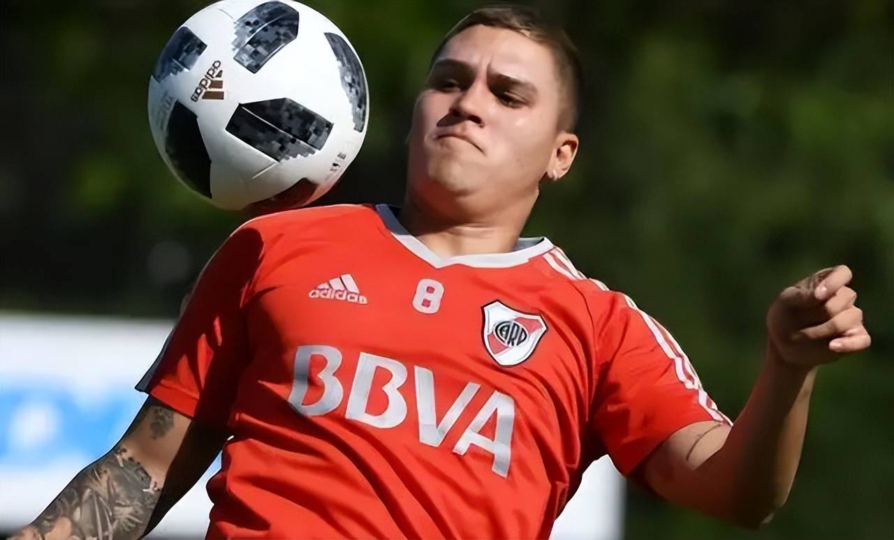 哥伦比亚中场在外国舞台亮相